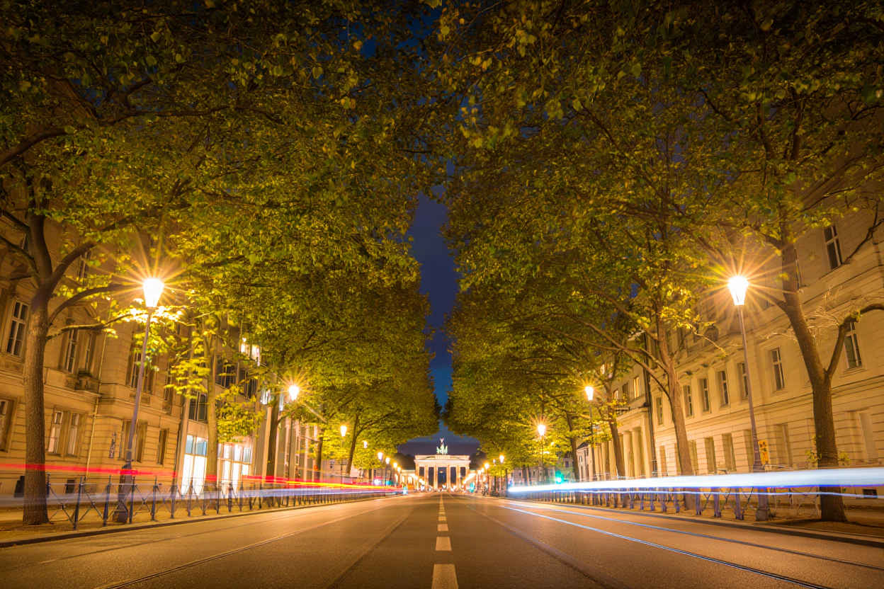 Berlin Unter den Linden bei Nacht — leuchtende Straßen und historische Architektur