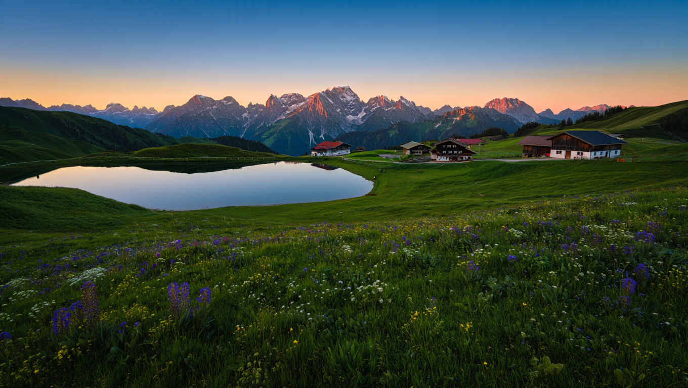 Panoramablick auf die deutschen Alpen mit kristallklarem Alpensee im Vordergrund
